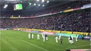 Das evangelische krankenhaus bergisch gladbach stellt bis auf weiteres den besucherverkehr ein. Gladbach Koln 1 0 Platzsturm Koln Fans 14 02 2015 Youtube