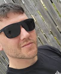 Does anyone else find life easier in shades? Honestly I find they help me  so much, my brain doesn't deal well with light adjustment or quick changes  between light