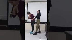 Heimlich manevrası, bebeklerde, çocuklarda ya da yetişkinlerde sıkça rastalanan nefes borusuna bir cismin kaçması durumunda adeta hayat kurtarıyor. Tam Tikanikliklarda Heimlich Manevrasi Nasil Yapilir