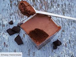 Le Chef A Une Technique Bien A Lui Pour Melanger Rapidement La Mousse Au Chocolat La Connaissiez V En 2020 Mousse Au Chocolat Legere Recette Mousse Mousse Au Chocolat