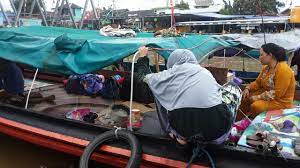 Dari arah kabupaten tabalong menuju martapura, terlihat ramai oleh kendaraan bermotor baik roda empat maupun roda dua. Jumlah Klotok Di Haulan Ke 15 Guru Sekumpul Tercatat 3500 Buah Dan Sandar Di Sejumlah Dermaga Klotok Di Martapura Www Suarabanuanews Com