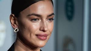 Official profile of russian fashion model irina shayk born in yemanzhelinsk, chelyabinsk, russia, including biography, photos, fmdcard, sed card, lookbook, portfolio, videos, agencies. Irina Shayk Tochter Lea Crasht Foto Shooting Und Mogelt Sich Aufs Bild