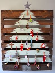 Wood Pallet Christmas Tree Only Instead Of Ornaments Put Hooks On It And Display Je Unusual Christmas Trees Creative Christmas Trees Pallet Christmas Tree