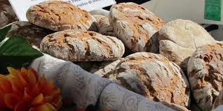 La panetteria di putimimin sono in grado di trasformare un semplice pezzo di pane in un bel pezzo che, invece di mangiare ti fa venir voglia di fare molte foto. Pane Tipico Del Trentino Alto Adige E La Scoperta Dei Cereali Autoctoni