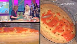 Per la salsa di fragole 200 g di fragole al netto degli scarti 50 g di zucchero semolato 10 g di amido di mais o di riso (o anche semplice farina) 2 cucchiai di succo di limone. La Prova Del Cuoco Ricetta Poke Cake Alle Fragole Di Natalia Cattelani