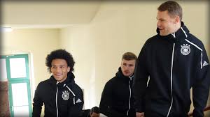 Almanya u19 ve u21 milli formalarını giyen leroy sane, 13 kasım 2015 tarihinde almanya a milli takım kadrosuna seçilmiş. Manuel Neuer Balljungen Spruch Uber Leroy Sane Fussball Bild De