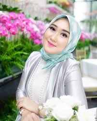 Cari produk gamis anak lainnya di tokopedia. 5 Mix And Match Warna Lipstik Dengan Hijab Makin Menawan Dan Santun Dilihat
