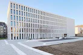 Der bauplatz für das neue finanzamt in karlsruhe liegt innerhalb eines 150 x 150 m großen baublocks mit unterschiedlichen haustypologien und höhenentwicklungen. Artikel Krebs Kiefer