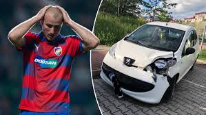 Svéráz fotbalových trávníků se loučí. Krmencik Je V Tom Pry Nevinne Jeho Auto Musel Ridit Nekdo Jiny Nova Sport