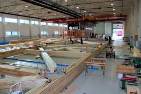 Im allgemeinen solltest du die nähe zu großen objekten, wie bäumen, felsen oder mehrstöckigen gebäuden meiden. Treet Ein Hoch Haus Wie Ein Baum Bauhandwerk