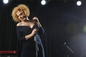 Τα σκαλιά της εκκλησίας θα ανέβουν σήμερα η ελεωνόρα ζουγανέλη και ο σπύρος δημητρίου. Kapoy Se Exw 3anadei Me Thn Elewnora Zoyganelh Sthn Patra Patras Events