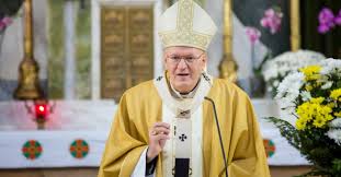 Born 25 june 1952) is a hungarian cardinal of the latin rite of the catholic church. Erdo Peter Biboros Uzent A Hiveknek Gondosan Tartsak Meg A Mindenkori Allami Eloirasokat Magyar Narancs