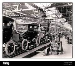 Die Montagelinie Des Ford Company Model T-Motorwagens Des Archivs 1900 Die  Erstellung Der Beweglichen Montagelinie Von Henry Ford In Seinem Werk In  Highland Park, Das Am 1. Dezember 1913 Eingeführt Wurde, Revolutionierte