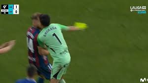 Coup de folie dans le derby aragonais: expulsé en fin de match, le gardien de Saragosse assène un coup de poing à un défenseur de Huesca