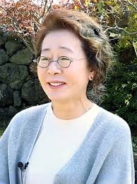 She is known for her roles in the color purple , sister act. Youn Yuh Jung Wikiwand