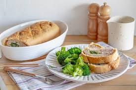 Il polpettone ripieno al forno, facile e veloce da fare, è una ricetta molto versatile e può essere farcito in tanti modi diversi. Polpettone Ripieno In Crosta Di Pane S Martino