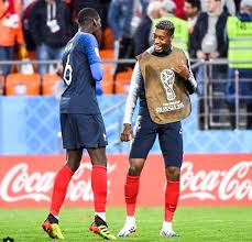Après son sacre lors de la coupe du monde en russie, l'équipe de france championne du monde arrive sur m6 avec un nouveau défi : Quand Les Bleus Chantent Du Zouk Fanny J Apres Leur Victoire Face A L Uruguay Video People Bo Kay