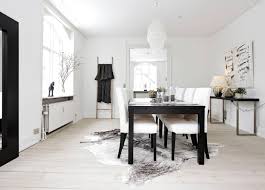 Kuhfell Teppich Unter Esstisch Einrichtung In Schwarz Weiss Gehalten In 2020 Carpet Dining Room Dining Table Round Carpet Living Room