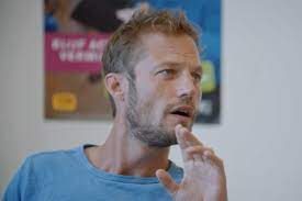 Vorige week maandag trok mathias coppens met de geadopteerde thete naar kinshasa op zoek naar haar biologische moeder en herenigde hij chloe uit lier met haar vriend uit honduras. Raakt Mathias Coppens Dankzij Hoe Zal Ik Het Zeggen Van Zijn Smartphoneverslaving Af