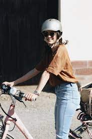 Fahrradbekleidung damen zeichnet sich nicht nur durch schnitte aus, die perfekt an die weibliche anatomie angepasst sind, sondern natürlich auch durch das design. Schone Fahrradhelme Fur Frauen Just A Few Things Der Modeblog Aus Freiburg Fashion Beauty