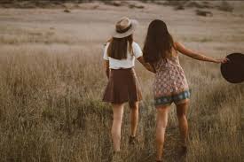 10 Puisi Tentang Persahabatan Sejati Yang Menyentuh Hati