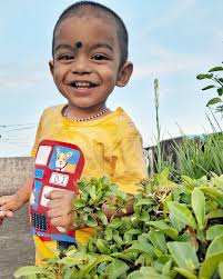 I hope Moon comes down 🌙 Moon Aaaa Aaaaa Swipe till the last pic. Eating  mom is my favorite pass time 🤣😅 #kirav #terracegardening #homesweethome  #vijayalaxmijena