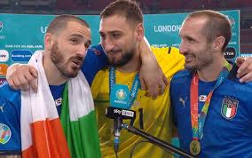 Giới bóng đá vẫn nói chiellini có vẻ thô ráp hơn, anh không kỹ thuật bằng bonucci, nhưng cũng không lạm dụng các tình. Bonucci E Chiellini Dopo Italia Inghilterra Giorgio Sara Al Mondiale Lo Convinco Io Sky Sport
