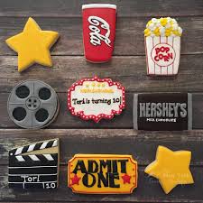 مجلد يحتوي على مجموعة بوكسات و تغريسات ثيم بنقشة هوية اليوم الوطني. Movie Night Theme Cookies Royalicing Decoratedcookies Customcookies Movienightcookies Glorytogod Cookies Theme Movie Night Birthday Party Movie Themed Party