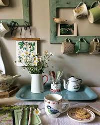 Cottage Charm I Love Clutter And Using The Empty Frames So Creatively Decor De Cuisine Vintage Cuisines Deco Idees De Decor