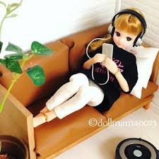 今日は日曜日 お掃除はルンバに任せて リカは音楽でも聴こうっと みたいな感じで いいなぁ私もルンバ欲しい笑 リカちゃん りかちゃん リカちゃん人形 バースディリカちゃん リカちゃんキャッスル リカ活 リカちゃんコーデ リアルクロ リカちゃん