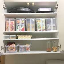 カップボード 一番上の段にはホットプレートとお菓子作りグッズ オーブンの天板もここに 重いものを高い位置に置くと危険なかんじもしますが カップボードに耐震ロックがついていて地震がくるとしっかりロックがかかって開かなくなるので それを信じてこの位置に