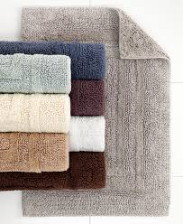 A non slip bath mat doesn't mean that the entire decor of the room must be undermined. Dkny Bath Rug Set