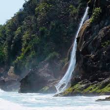 Lanjut pada gambar air terjun indah yang keempat untuk yang ini kami tidak memiliki informasi mengenai nama dan lokasi. 5 Air Terjun Indah Yang Mengalir Langsung Ke Laut