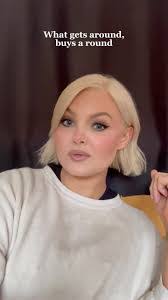 Robyn Kirk's Instagram, Twitter & Facebook