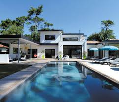 Dans Les Landes Decouvrez Cette Maison Design Aux Airs De Villa De Grandes Ouvertures Vitrees Des Lignes Epurees Une Sup En 2020 Maison Design Maison Modele Maison