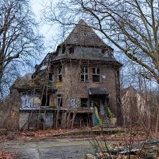 Would You Go Inside Win A Shoutout Tag 3 Friends Let Them Follow Us Abandonedcreeps Drop A Old Abandoned Houses Abandoned Houses Abandoned Mansions