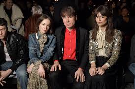 Clara luciani et julien clerc �taient invit�s samedi soir sur france 2 dans taratata 100% live pour rendre hommage � serge gainsbourg. Diane Rouxel Alex Kapranos Clara Luciani Vrai Magazine