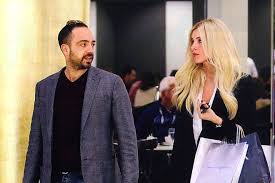 Ταξίδι στην αίγυπτο με τον σύντροφό της. Kainoyrgioy Sta8okwstopoylos Mazi Kai Gia Pswnia Vipnews