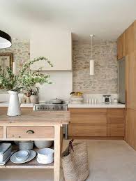 Séjour éclectique avec galerie murale et etagere bois salon en bois et métal de style industriel. Mur En Pierre Apparente Dans La Cuisine Avec Meubles En Bois Kitchen Interior Modern Wooden Kitchen Home Decor Kitchen