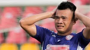 Điều này khiến hùng dũng lỡ vòng loại thứ hai world cup 2022 và phần còn lại của mùa giải hoàng thịnh ôm động viên hùng dũng trên xe cứu thương sau va vào bóng nguy hiểm (ảnh: Vhzo6abuctiu8m
