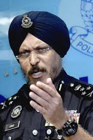 Pengarah jabatan siasatan jenayah komersial datuk seri amar singh ishar singh menafikan dakwaan najib bahawa pihaknya tidak mendapat senarai lengkap barang rampasan daripada pihak berkuasa. Police Smash International Love Scam Syndicates Targeting Lonely Women