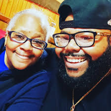 Today is my mother's birthday 🎂 Y'all Wish her happy birthday 🥰 🎂