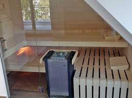 Sauna Mit Glasfront Unter Dachschrage Aussenfenster Sauna Selbst Bauen Badezimmer Innenausstattung