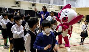 Di jepun, pendidikan adalah wajib di peringkat rendah dan menengah rendah.1 kebanyakan pelajar menghadiri sekolah awam melalui peringkat menengah rendah. Covid 19 Pm Jepun Arah Semua Sekolah Ditutup