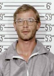 𝗔𝗖𝗖𝗔𝗗𝗗𝗘 𝗢𝗚𝗚𝗜, Lunedì 28 Novembre 1994 Jeffrey Dahmer  soprannominato "Il cannibale di Milwaukee" viene picchiato a morte con una  barra di acciaio da Christopher Scarver, un altro ergastolano detenuto come  lui in