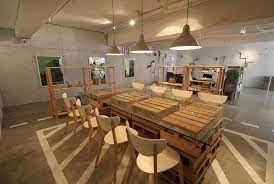 goblin 田町cafe office店 田町駅より徒歩7分に位置する倉庫ビル内をリノベーションしたコワーキングスペースを撮影スタジオとしてご利用いただけます モルタル床には特徴的なデザインが施されており 雰囲気のある壁とマッチしております 窓からは自然 コ