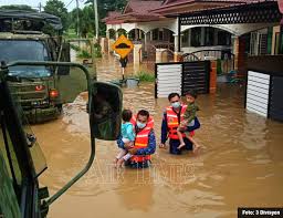 Dari melaka ke negeri pahang singgah di johor beli berangan. Tentera Darat Bantu Pindahkan Mangsa Banjir Di Melaka Air Times News Network