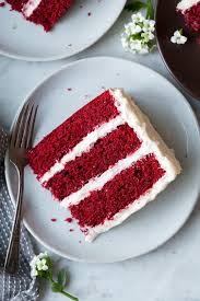 The cake contains such a small amount of cocoa, somewhere in the range of 2 to 3 tablespoons per 2½ cups flour, that it which icing is better depends on your personal taste, time, and your cooking skills. Red Velvet Cake With Cream Cheese Frosting Cooking Classy