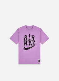 Bande de propreté au col. Nike Nsw Sophy Hollington T Shirt Men Violet Shock Graffitishop