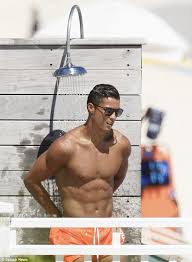Порой я захожу на спортивные сайты, чтобы увидеть его. Cristiano Ronaldo Puts On Heartwarming Display With Son In Bahamas Krishtianu Ronaldu Ronaldu Tennisisty
